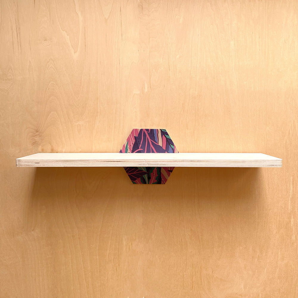 Floating shelf with hexagonal support, ideal for sturdy wall and nature-inspired interiors